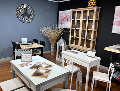 Zona de exposición en tienda Art'Decco con mesas y muebles de estilo moderno en Cantabria