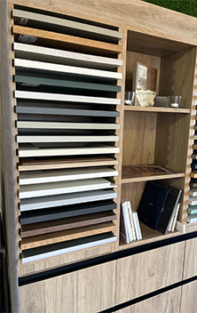 Expositor de materiales y acabados de cocina en showroom Art'Decco Cantabria