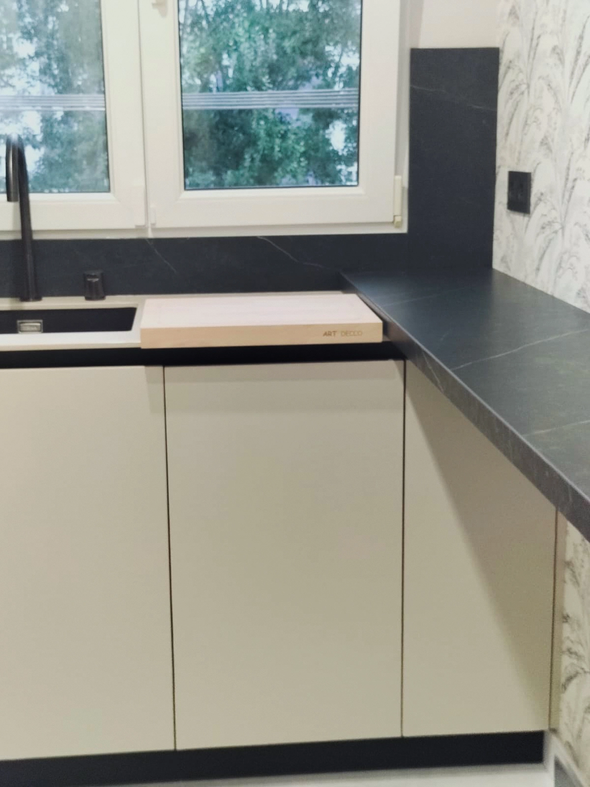Detalle de encimera y muebles blancos en cocina reformada en Santander