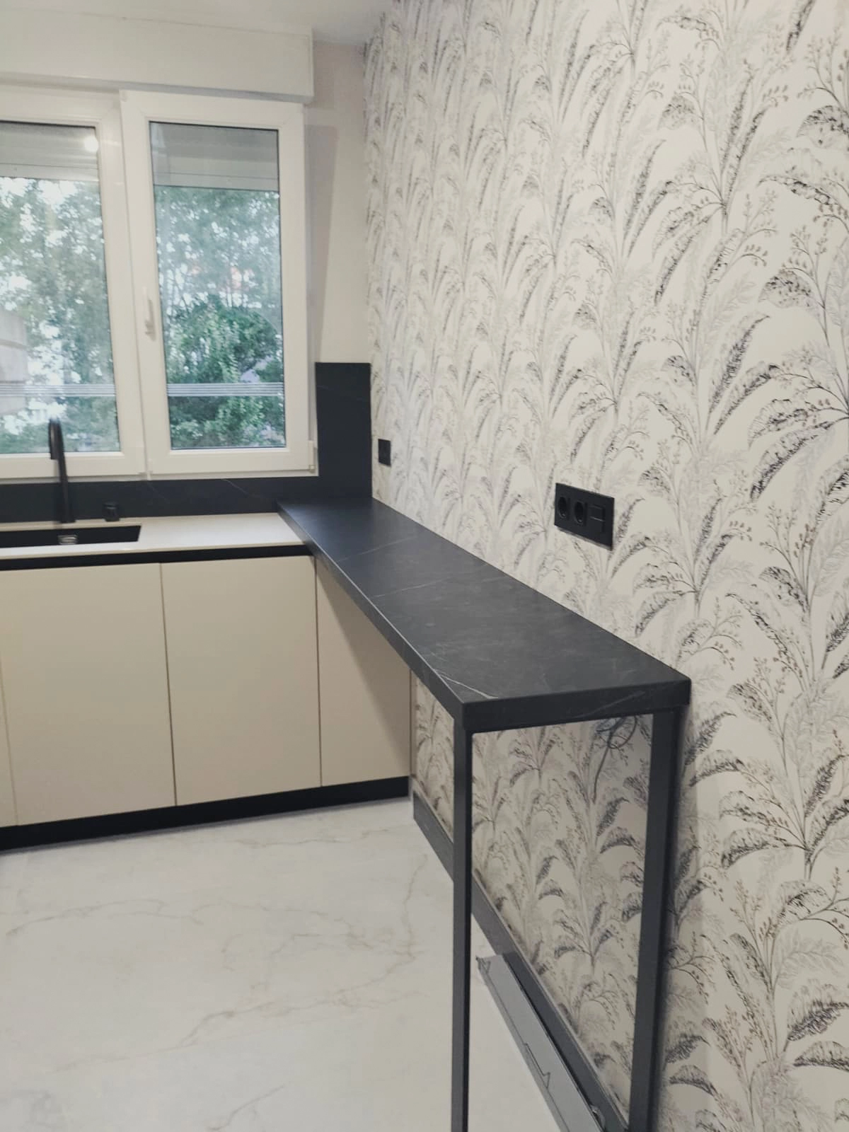 Distribución en L de cocina reformada en Santander