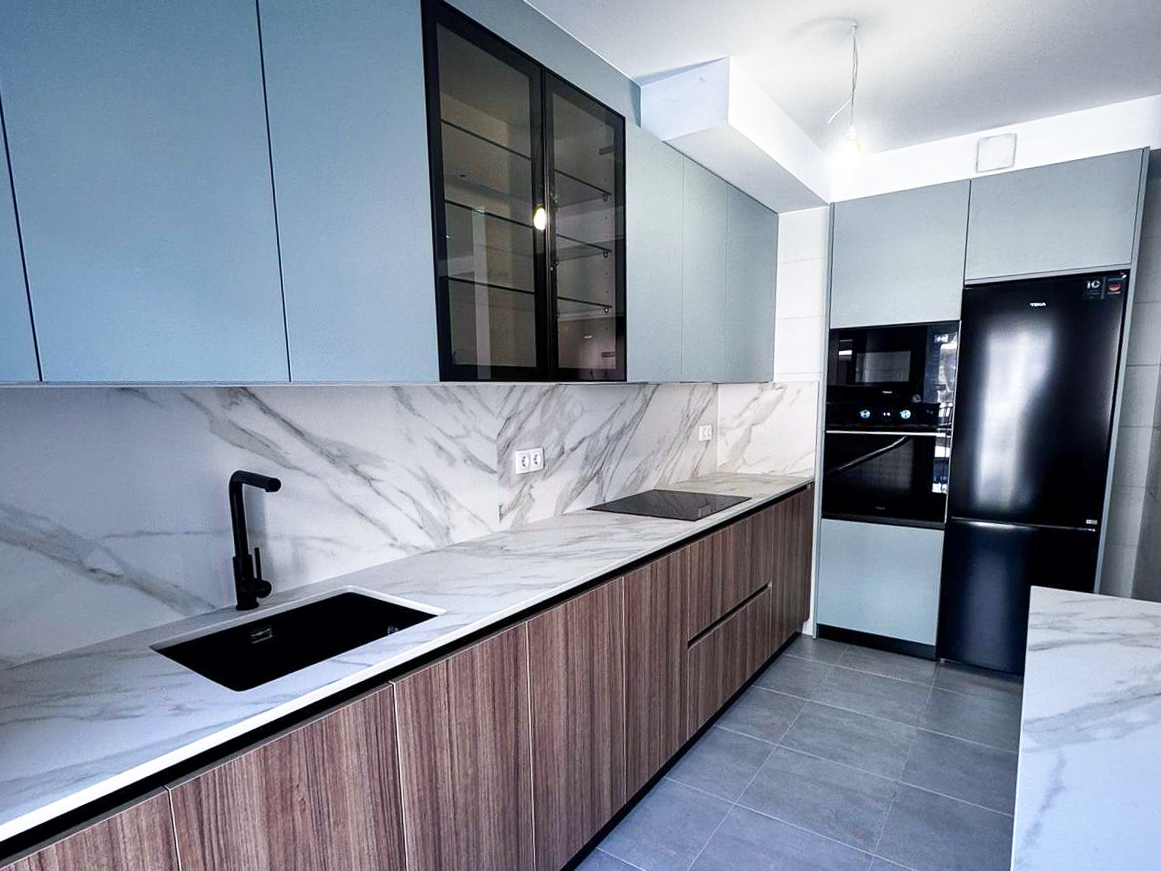 Cocina Art'Decco en Santander con muebles aguamarina y madera veteada