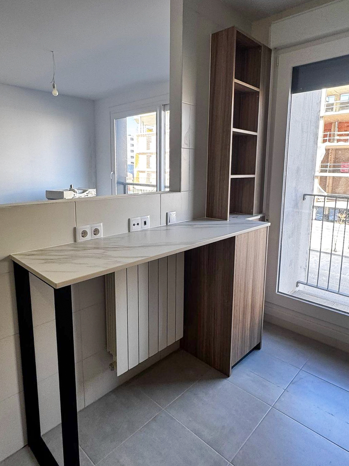 Cocina aguamarina y madera en Santander con diseño funcional y detalles negros