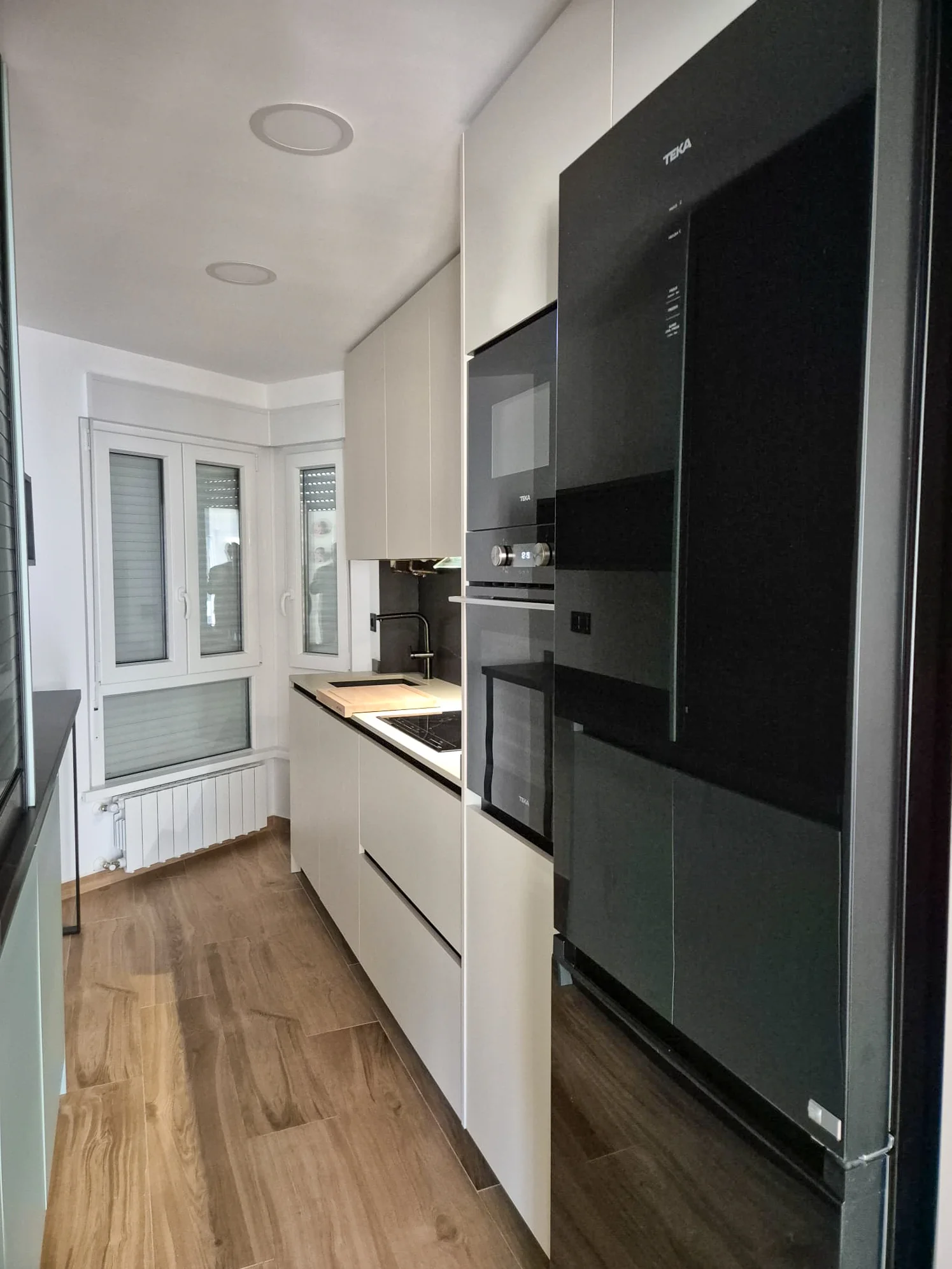 Cocina moderna en Santander con muebles en blanco Kashmir y verde suave