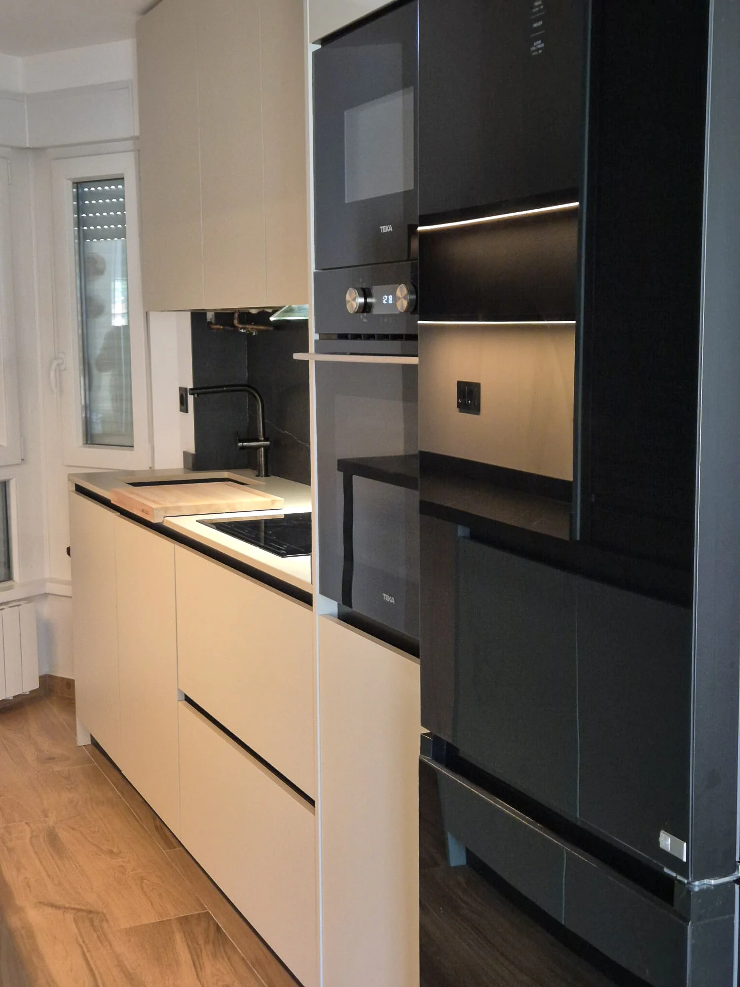 Columnas de cocina de gran altura en un proyecto reformado en Santander