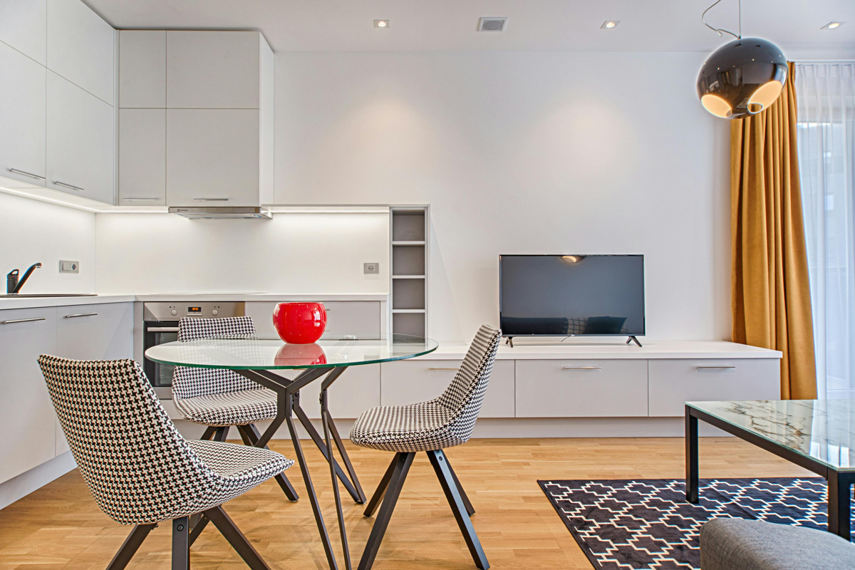 Comedor reformado con diseño moderno y mobiliario blanco, ejemplo de reforma integral en Cantabria - Art'Decco